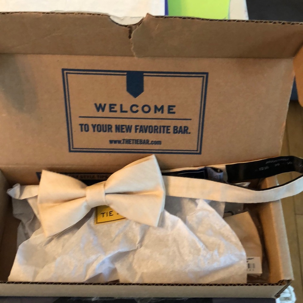 Men’s pre-tied linen bow tie
